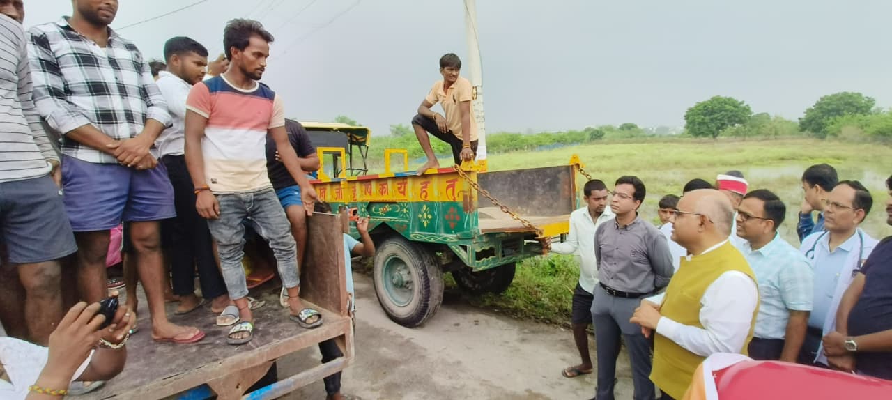 ग्रामीणोंS के जानकारी लेते डीएम जितेंद प्रताप सिंह व अन्य ग्रामीणोंS के जानकारी लेते डीएम जितेंद प्रताप सिंह व अन्य