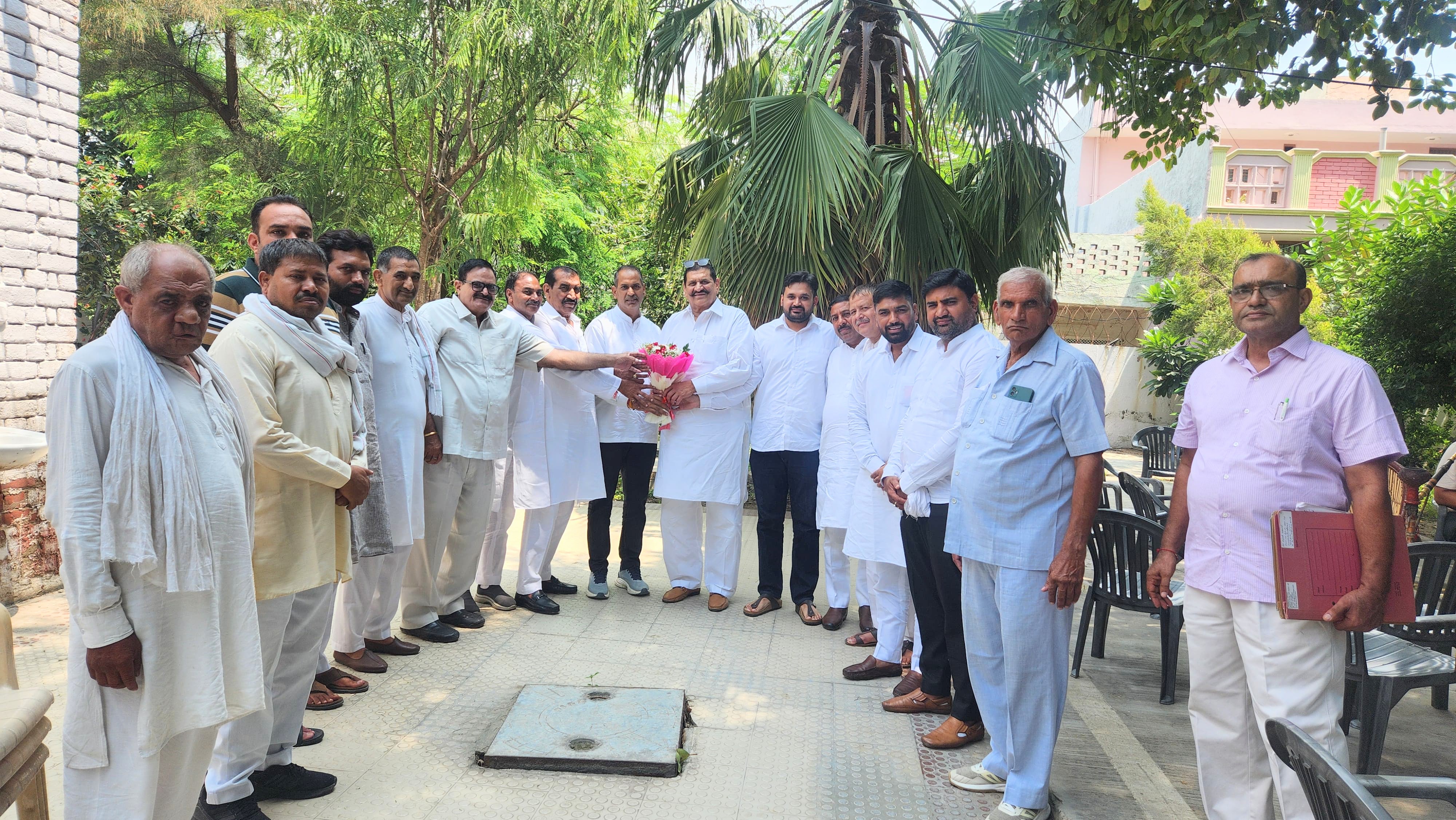 बहादुरगढ़ में जिला कांग्रेस अध्यक्ष संजय यादव का अभिनंदन करते पूर्व विधायक राजेंद्र जून और कार्यकर्ता। बहादुरगढ़ में जिला कांग्रेस अध्यक्ष संजय यादव का अभिनंदन करते पूर्व विधायक राजेंद्र जून और कार्यकर्ता।