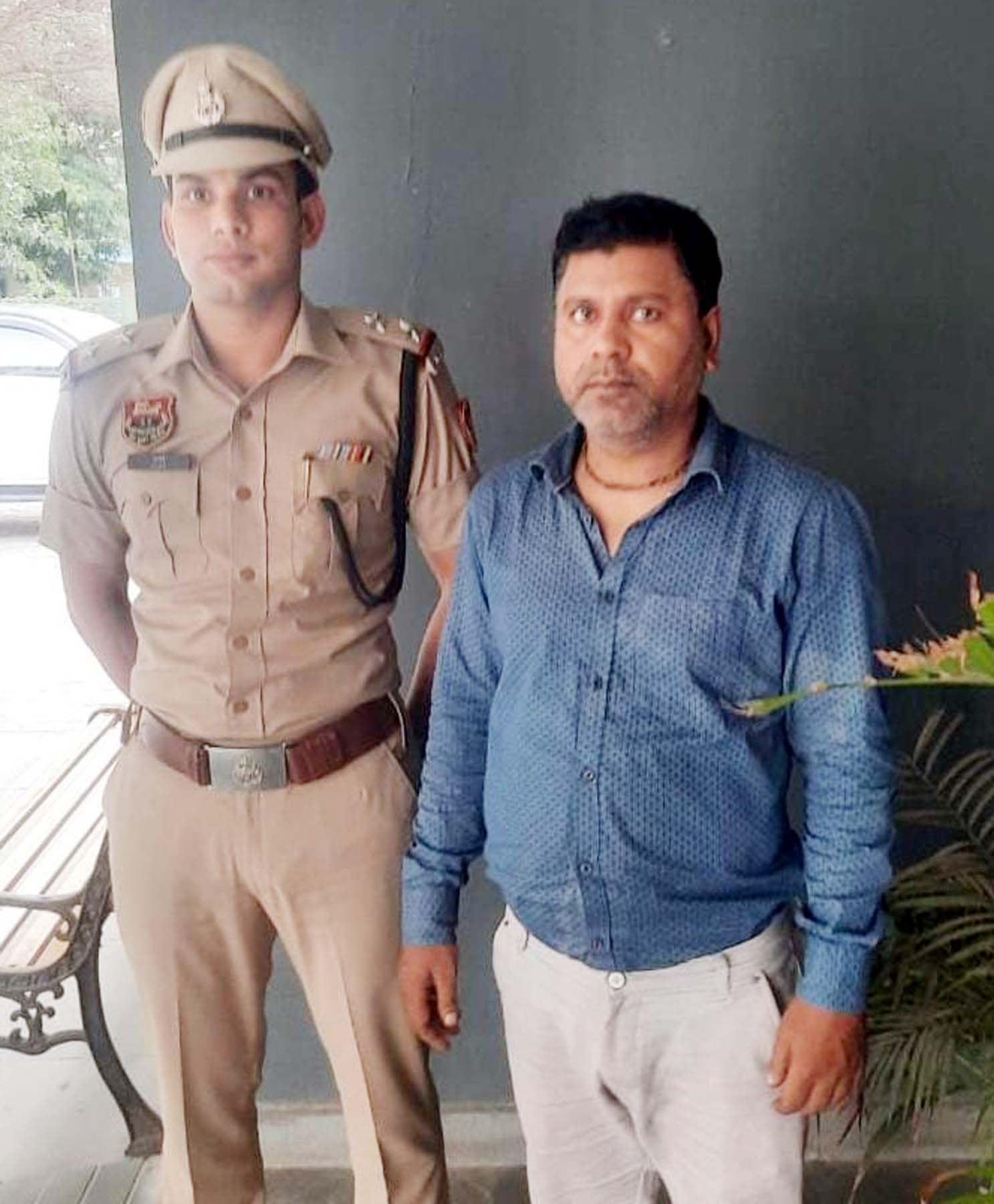 गुरुग्राम पुलिस की गिरफ्त में अवैध रूप से एमटीपी किट बेचने का आरोपी। गुरुग्राम पुलिस की गिरफ्त में अवैध रूप से एमटीपी किट बेचने का आरोपी।