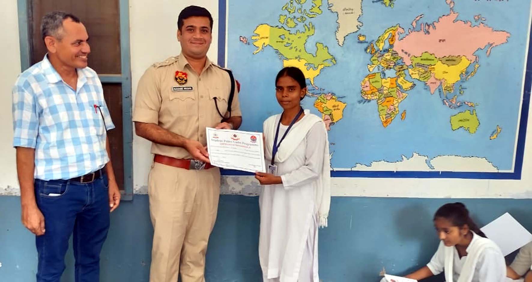 प्रमाण पत्र प्रदान करते एएसपी मयंक मुदगिल। प्रमाण पत्र प्रदान करते एएसपी मयंक मुदगिल।