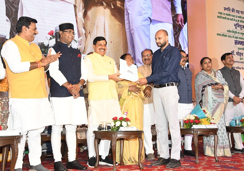 नवीन नियुक्ति एवं अनुकंपा पत्र प्रदान करते हुए मुख्यमंत्री डॉ. मोहन यादव नवीन नियुक्ति एवं अनुकंपा पत्र प्रदान करते हुए मुख्यमंत्री डॉ. मोहन यादव