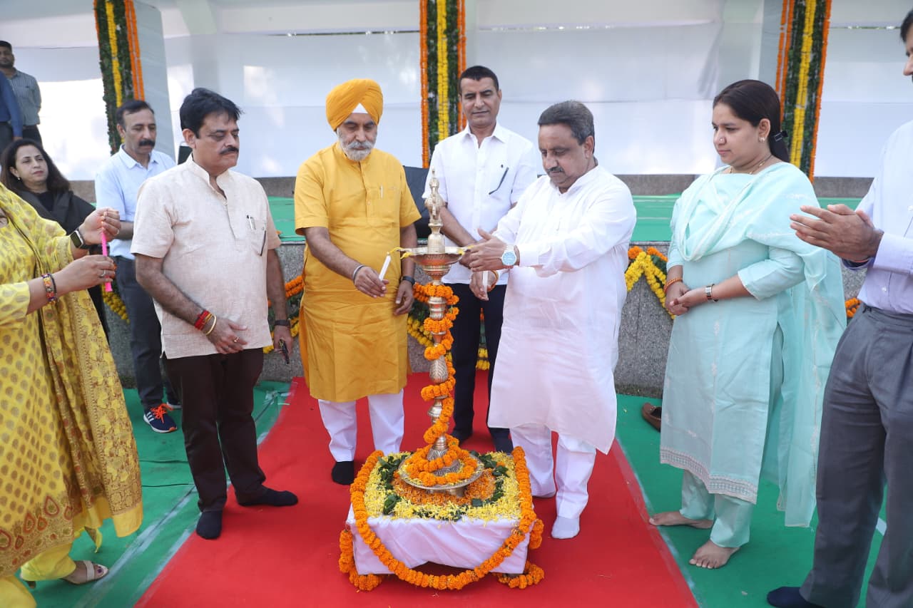 दिल्ली के महापौर राजा इकबाल सिंह , स्थायी समिति की अध्यक्ष सत्या शर्मा, निगमायुक्त अश्विनी कुमार दिल्ली के महापौर राजा इकबाल सिंह , स्थायी समिति की अध्यक्ष सत्या शर्मा, निगमायुक्त अश्विनी कुमार