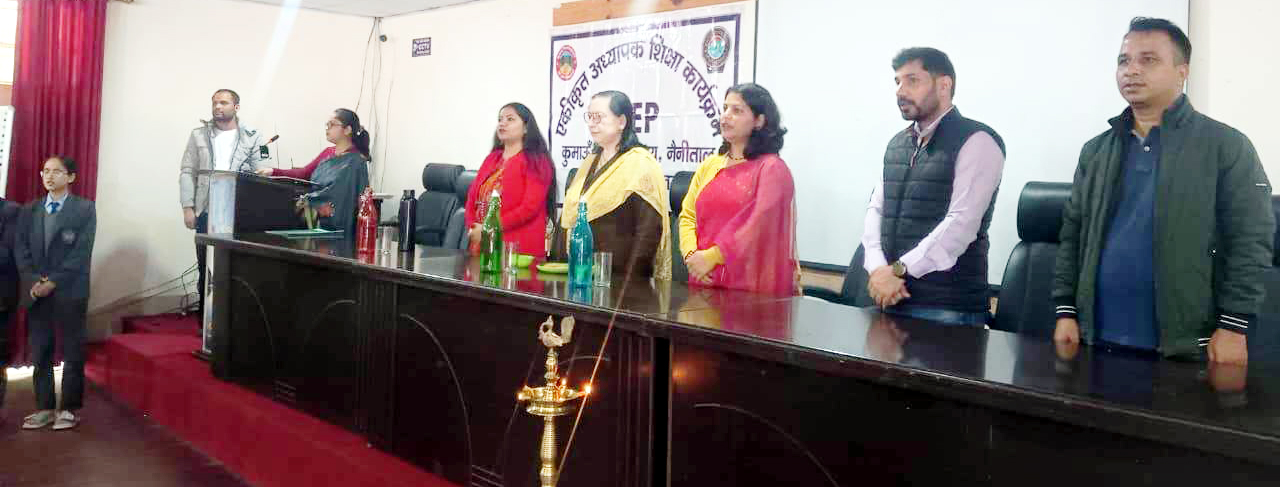 अभिविन्यास कार्यक्रम में शामिल परिसर निदेशक एवं अन्य। अभिविन्यास कार्यक्रम में शामिल परिसर निदेशक एवं अन्य।