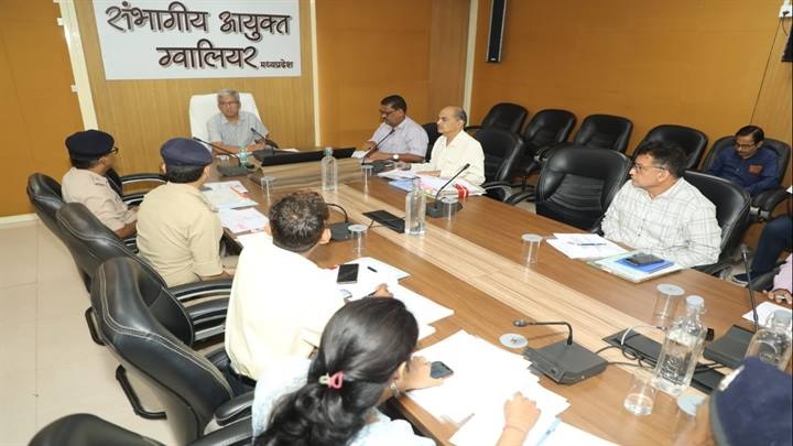 ग्वालियर-चंबल संभाग के अधिकारियों को राहत प्रकरणों की समीक्षा ग्वालियर-चंबल संभाग के अधिकारियों को राहत प्रकरणों की समीक्षा