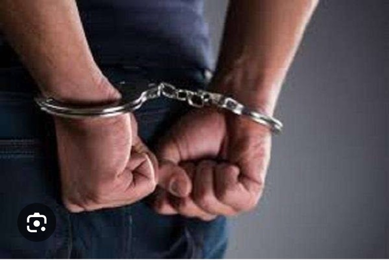 गिरफ्तारी की प्रतीकात्मक फोटो गिरफ्तारी की प्रतीकात्मक फोटो