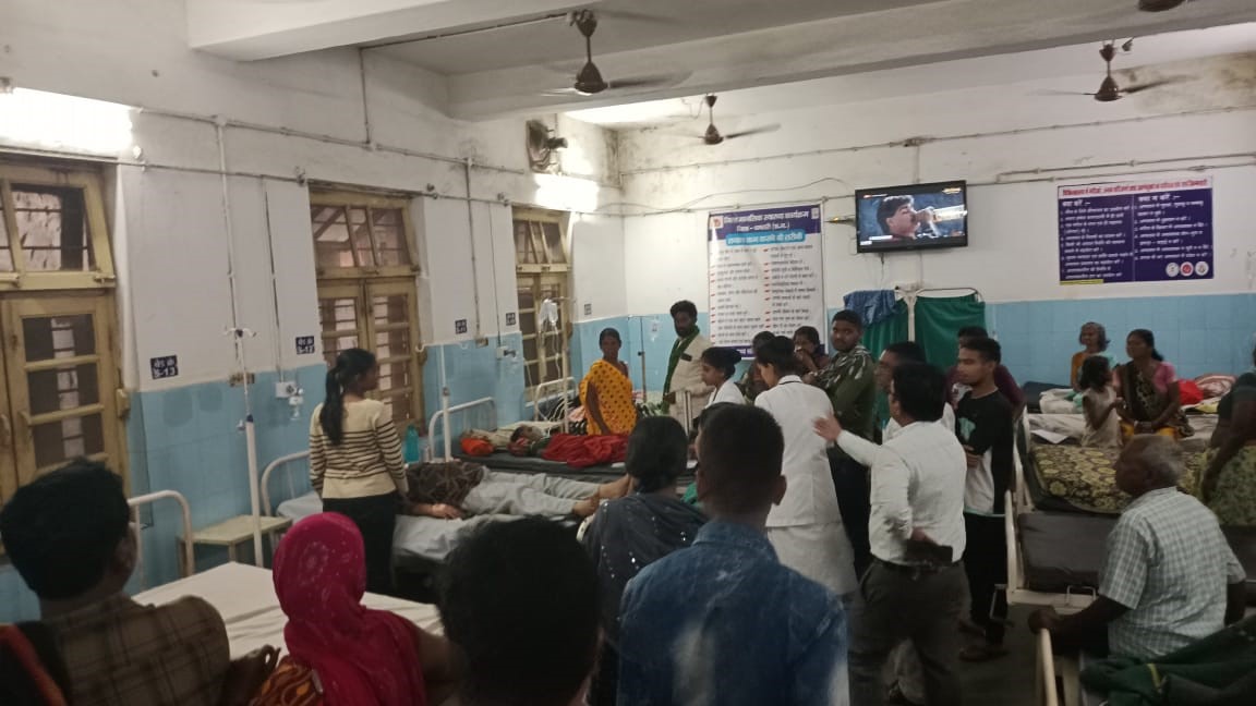 जिला अस्पताल धमतरी में भर्ती महिला का उपचार करते हुए व देखते हुए लोगों की भीड़। जिला अस्पताल धमतरी में भर्ती महिला का उपचार करते हुए व देखते हुए लोगों की भीड़।