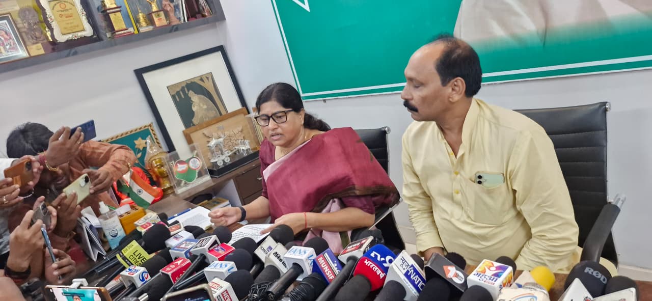 प्रेस वार्ता के दौरान प्रेस वार्ता के दौरान