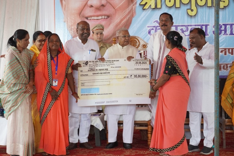 सिवनी जिले के ग्राम थांवरझोड़ी में हितग्राहियों को हितलाभ वितरित करते हुए राज्यपाल मंगुभाई पटेल सिवनी जिले के ग्राम थांवरझोड़ी में हितग्राहियों को हितलाभ वितरित करते हुए राज्यपाल मंगुभाई पटेल