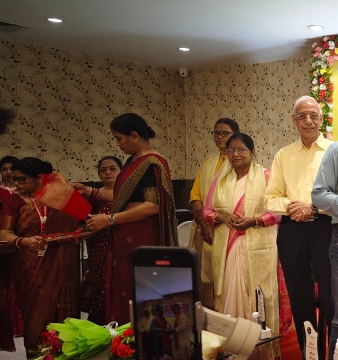 सम्मान समारोह में सम्मानित होती महिलाएं सम्मान समारोह में सम्मानित होती महिलाएं