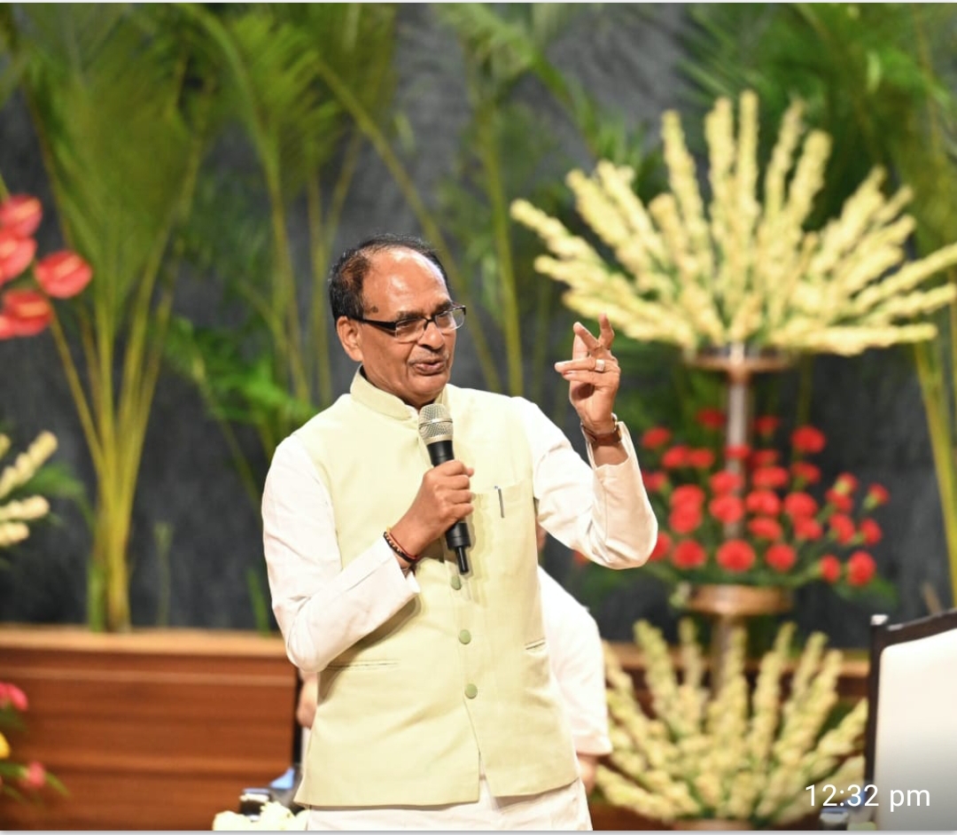 कार्यक्रम को संबोधित करते हुए शिवराज सिंह चौहान कार्यक्रम को संबोधित करते हुए शिवराज सिंह चौहान
