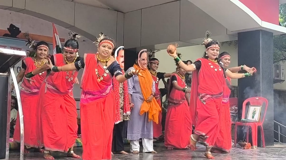 धरना प्रदर्शन में नृत्य के माध्यम से विरोध जताती हुई एनएचएम महिला कर्मचारी। धरना प्रदर्शन में नृत्य के माध्यम से विरोध जताती हुई एनएचएम महिला कर्मचारी।