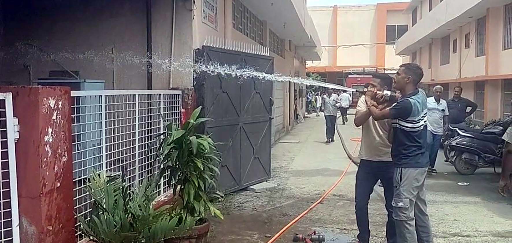 जनरेटर में लगी आग पर काबू पाने का प्रयास करते दमकल कर्मी। जनरेटर में लगी आग पर काबू पाने का प्रयास करते दमकल कर्मी।
