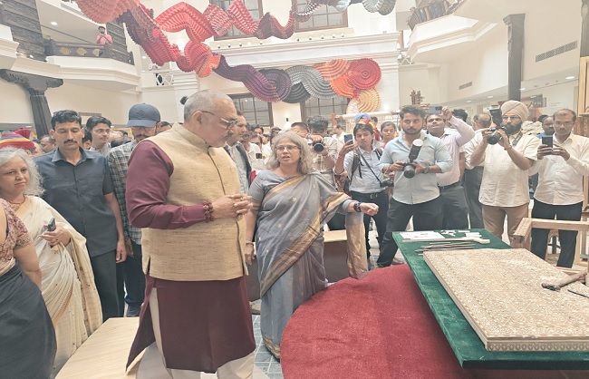 कार्यक्रम को संबाोधित करते केंद्रीय कपड़ा मंत्री गिरिराज सिंह कार्यक्रम को संबाोधित करते केंद्रीय कपड़ा मंत्री गिरिराज सिंह