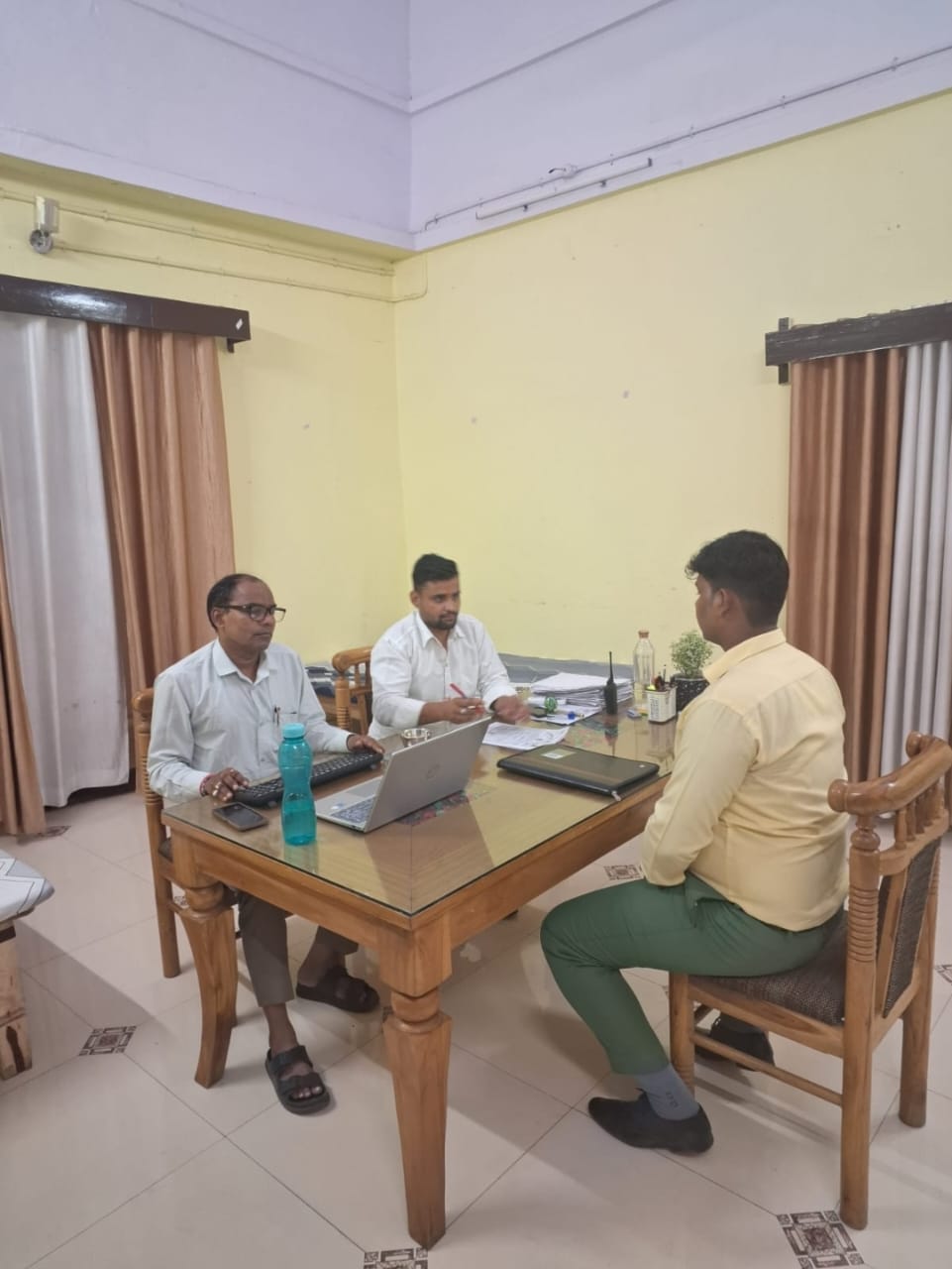 चुनार सूर्यगढ़ कलेक्शन एंड चुनार फोर्ट प्राइवेट लिमिटेड में रोजगार के लिए युवाओं इंटरब्यू लेते अधिकारी। चुनार सूर्यगढ़ कलेक्शन एंड चुनार फोर्ट प्राइवेट लिमिटेड में रोजगार के लिए युवाओं इंटरब्यू लेते अधिकारी।