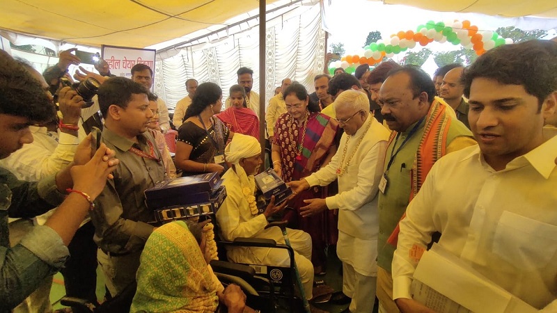 राज्यपाल मंगुभाई पटेल ने बालाघाट जिले के ग्राम बैहर में महा आरोग्य शिविर में वृद्धजनों को सहायक उपकरण प्रदान किये राज्यपाल मंगुभाई पटेल ने बालाघाट जिले के ग्राम बैहर में महा आरोग्य शिविर में वृद्धजनों को सहायक उपकरण प्रदान किये