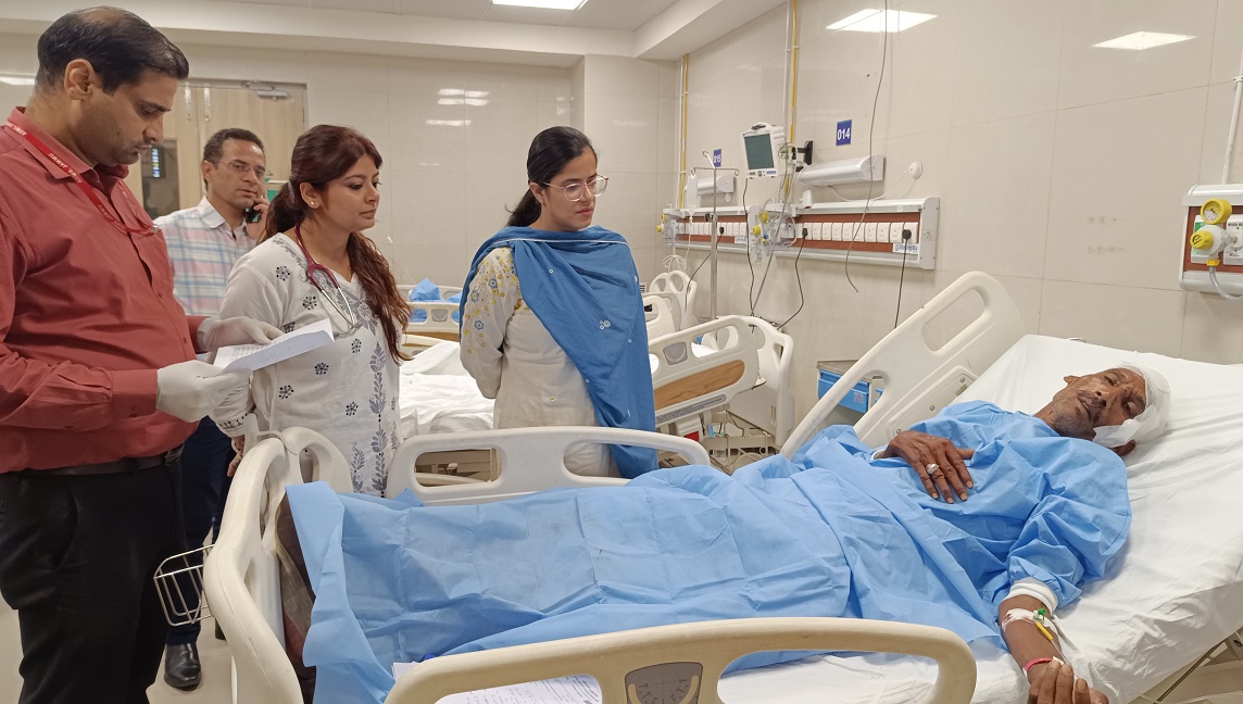 घायल पर्यटकों का हालचाल जानने के लिए उपायुक्त ने एम्स और जिला अस्पताल का दौरा किया