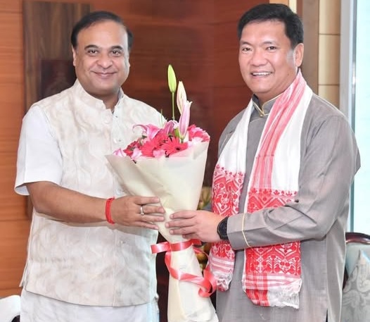 असमः मुख्यमंत्री डॉ. हिमंत बिस्व सरमा द्वारा पेमा खांडू के साथ सोशल मीडिया पर साझा किया गया फोटो असमः मुख्यमंत्री डॉ. हिमंत बिस्व सरमा द्वारा पेमा खांडू के साथ सोशल मीडिया पर साझा किया गया फोटो