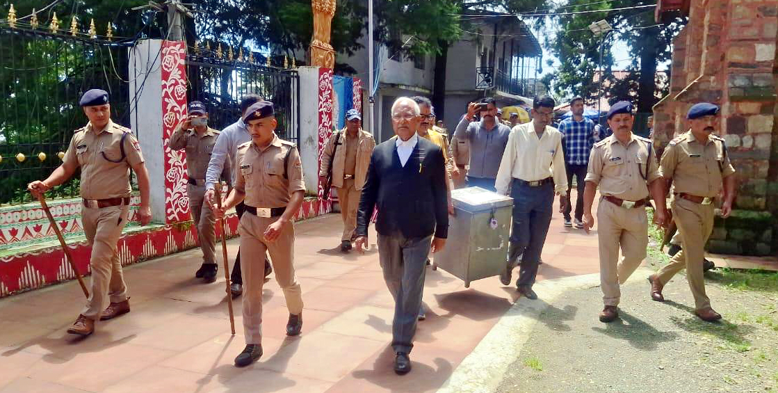 कड़ी सुरक्षा व्यवस्था में मतगणना की वीडियो देखने जिला कोषागार पहुंचते अधिवक्ता। कड़ी सुरक्षा व्यवस्था में मतगणना की वीडियो देखने जिला कोषागार पहुंचते अधिवक्ता।