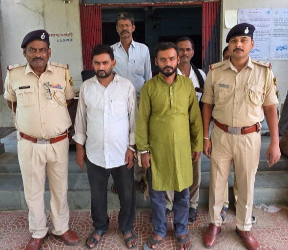 पुलिस गिरफ्त में दोनो अभियुक्त
