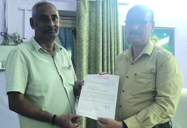 ज्ञापन देते हुए ज्ञापन देते हुए