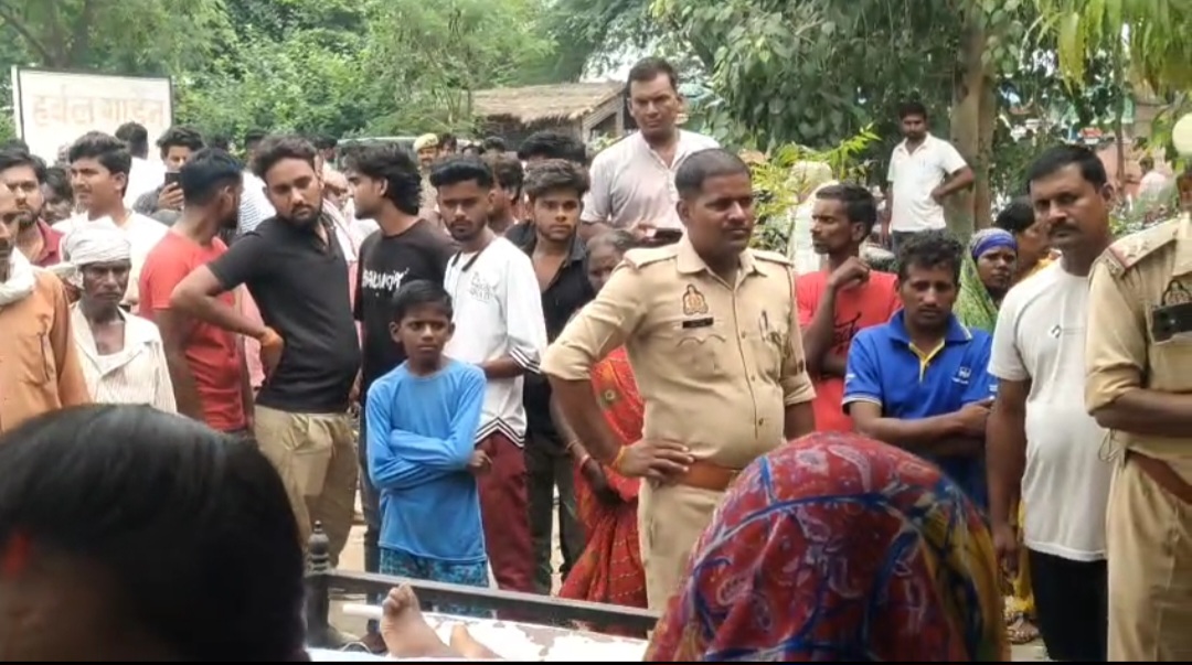 सामुदायिक स्वास्थ्य केंद्र मुसाफिरखाना में लगी भारीभीड़सामुदायिक स्वास्थ्य केंद्र मुसाफिरखाना में लगी भारी भीड़