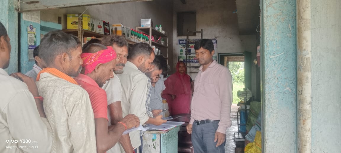 निजी खाद दुकान पर यूरिया वितरण करते एडीओ एजी। निजी खाद दुकान पर यूरिया वितरण करते एडीओ एजी।