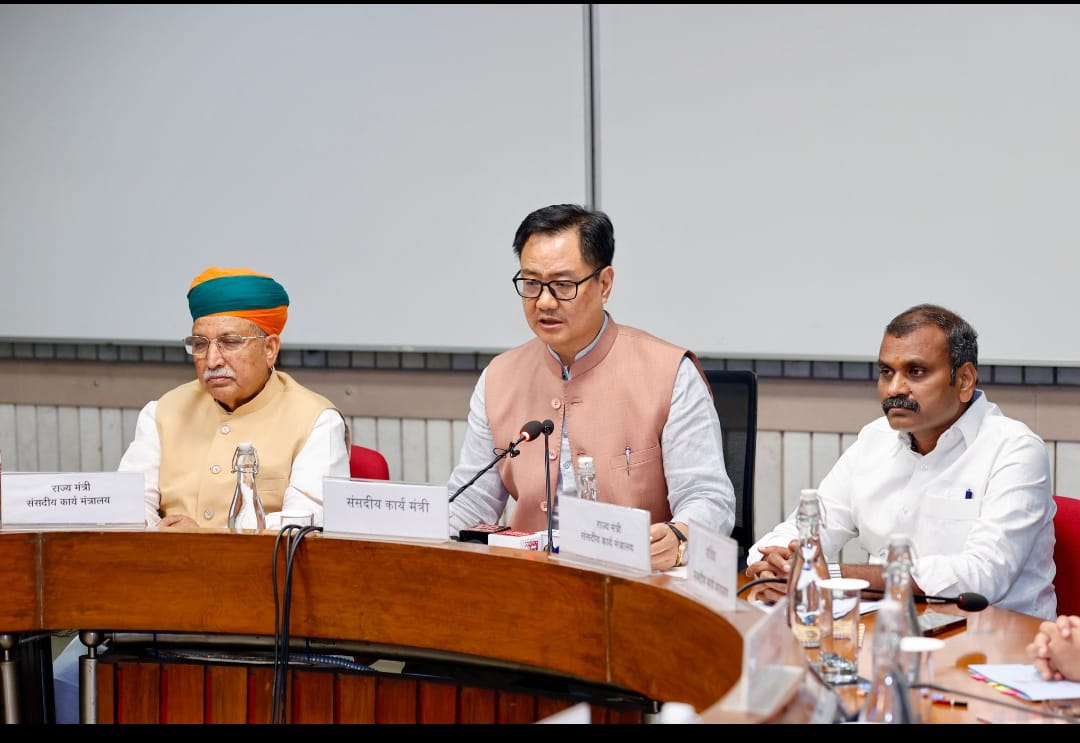 केन्द्रीय संसदीय मंत्री किरेन रिजिजू प्रेसवार्ता करते हुए केन्द्रीय संसदीय मंत्री किरेन रिजिजू प्रेसवार्ता करते हुए