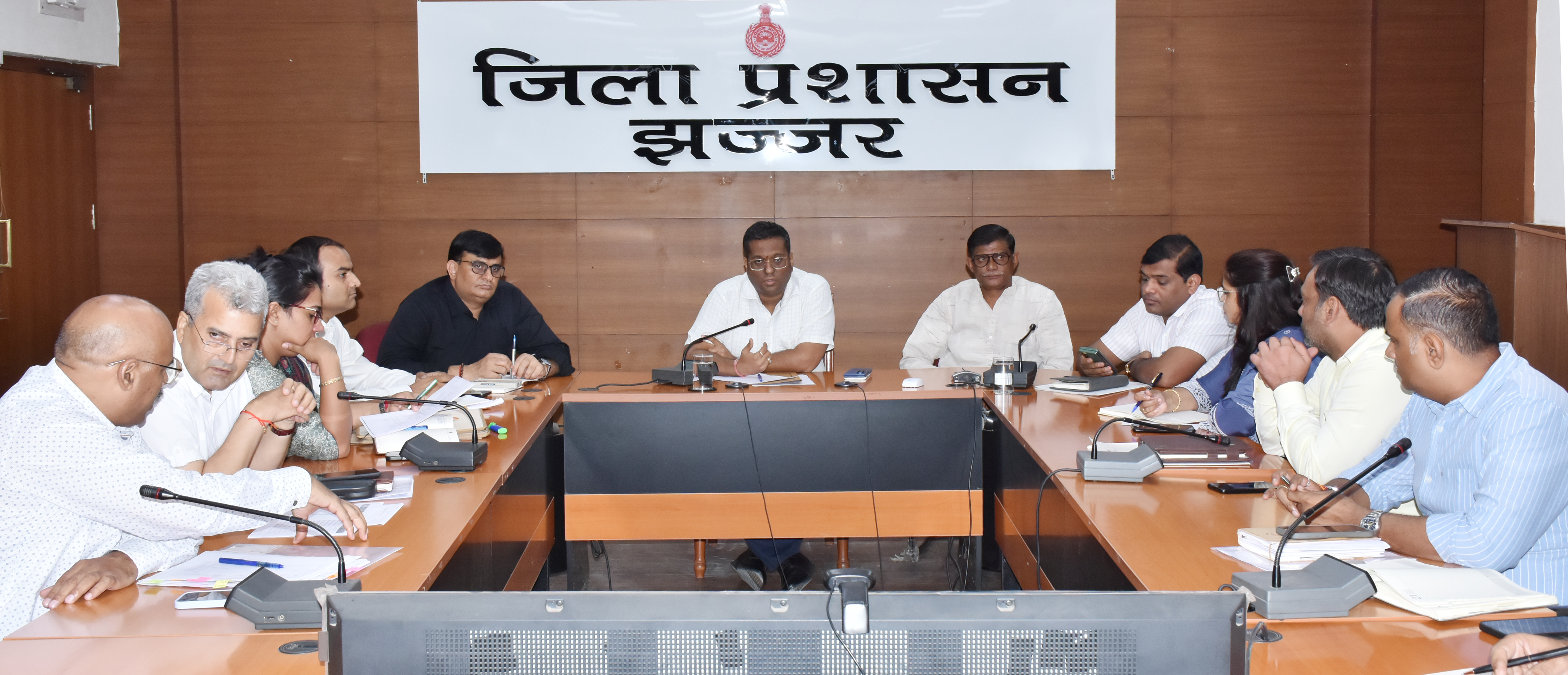 मीटिंग में अधिकारियों को दिशा-निर्देश देते डीसी स्वप्निल रविंद्र पाटिल। मीटिंग में अधिकारियों को दिशा-निर्देश देते डीसी स्वप्निल रविंद्र पाटिल।