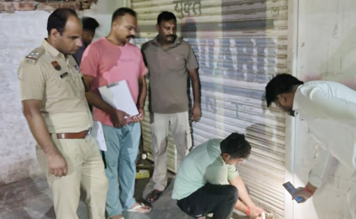 मेडिकल को सील करते हुए पुलिस व ड्रग कंट्रोलर