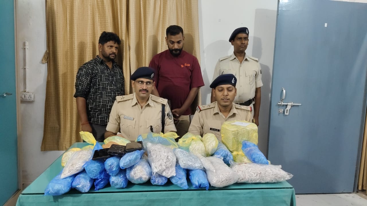 बरामद चांदी गहने के साथ दोनो कारोबारी