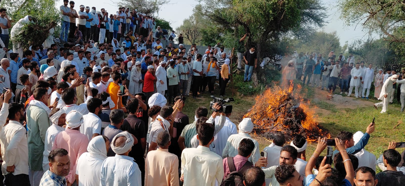 भिवानी में महिला अध्यापिका के अंतिम संस्कार में उमड़ी भीड़ भिवानी में महिला अध्यापिका के अंतिम संस्कार में उमड़ी भीड़