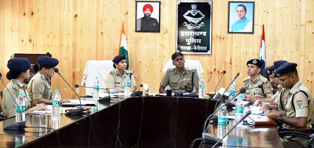 नैनीताल पुलिस लाइन में कुमाऊं परिक्षेत्र के वरिष्ठ पुलिस अधीक्षकों के साथ बैठक करते एडीजी अपराध एवं कानून व्यवस्था वी मुरुगेशन। नैनीताल पुलिस लाइन में कुमाऊं परिक्षेत्र के वरिष्ठ पुलिस अधीक्षकों के साथ बैठक करते एडीजी अपराध एवं कानून व्यवस्था वी मुरुगेशन।
