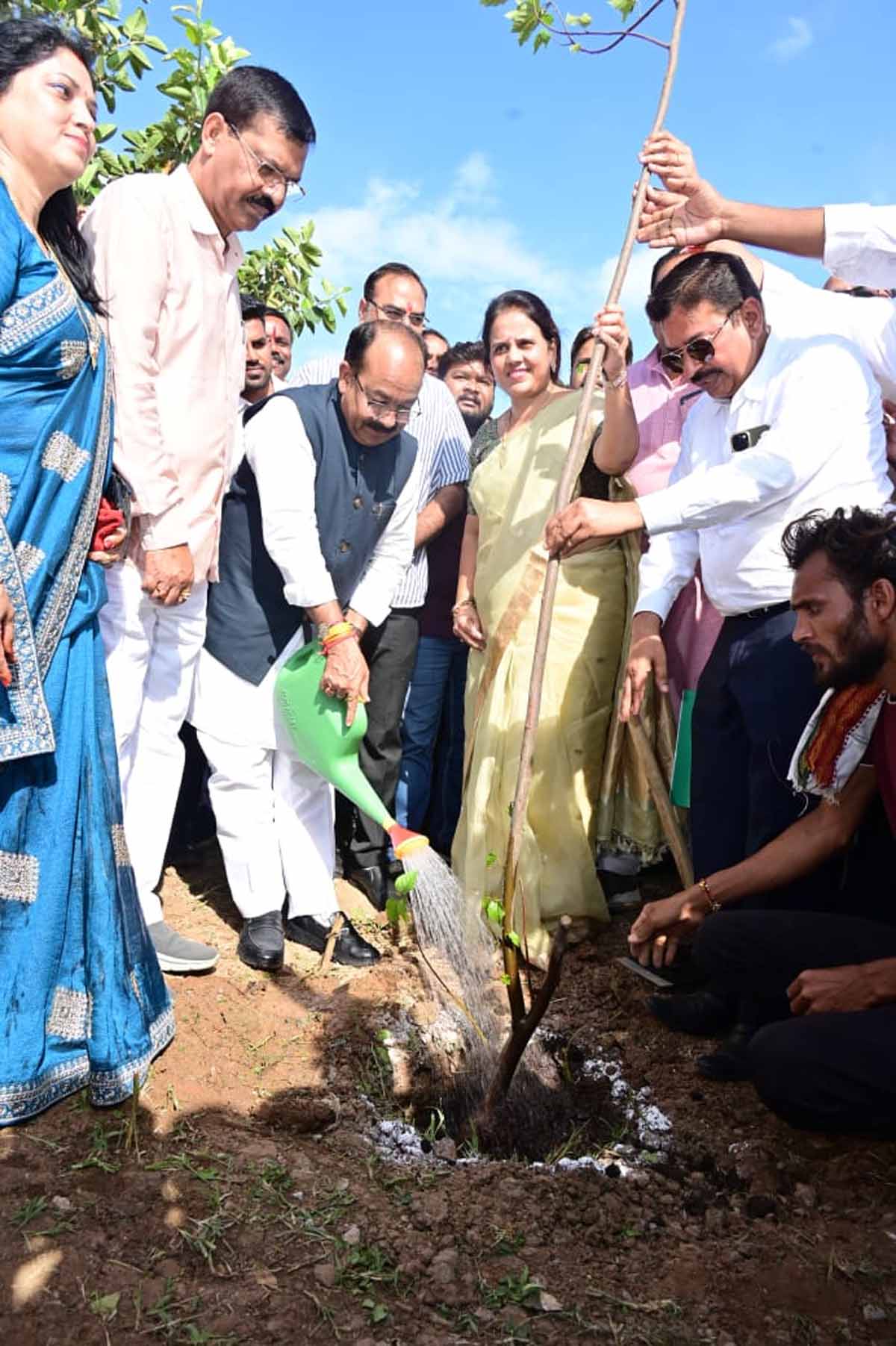 उप मुख्यमंत्री साव और अन्य अतिथियों द्वारा सिंदूर के पौधे लगाते उप मुख्यमंत्री साव और अन्य अतिथियों द्वारा सिंदूर के पौधे लगाते