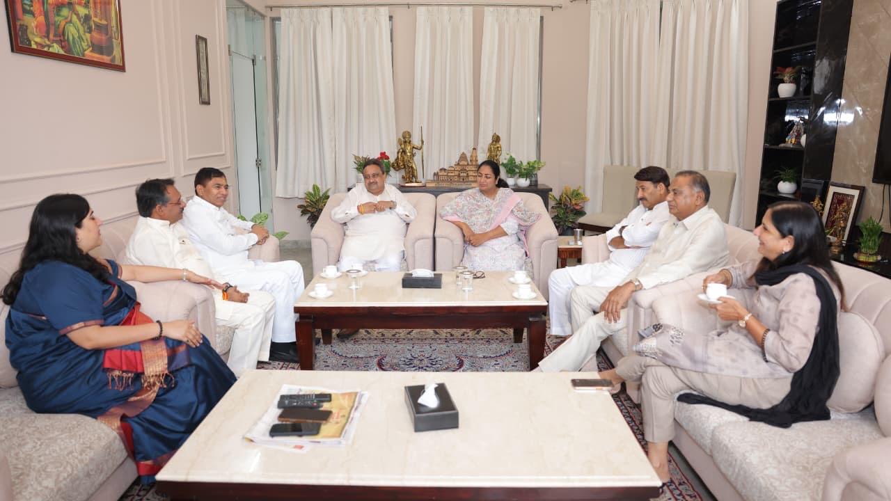 दिल्ली भाजपा के सातों सांसद गुरुवार को मुख्यमंत्री रेखा गुप्ता उनके आवास पर मुलाकात करते हुए दिल्ली भाजपा के सातों सांसद गुरुवार को मुख्यमंत्री रेखा गुप्ता उनके आवास पर मुलाकात करते हुए