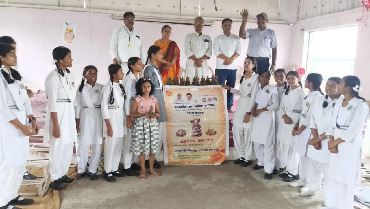 जन अभियान परिषद के नेतृत्व में मिट्टी से गणेश निर्माण का प्रशिक्षण जन अभियान परिषद के नेतृत्व में मिट्टी से गणेश निर्माण का प्रशिक्षण