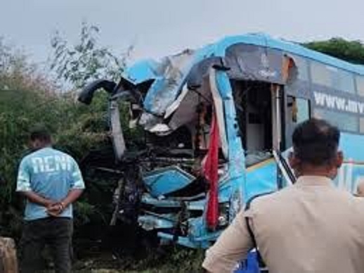 उज्जैन से दिल्ली जा रही स्लीपर बस पुलिया से टकराई उज्जैन से दिल्ली जा रही स्लीपर बस पुलिया से टकराई