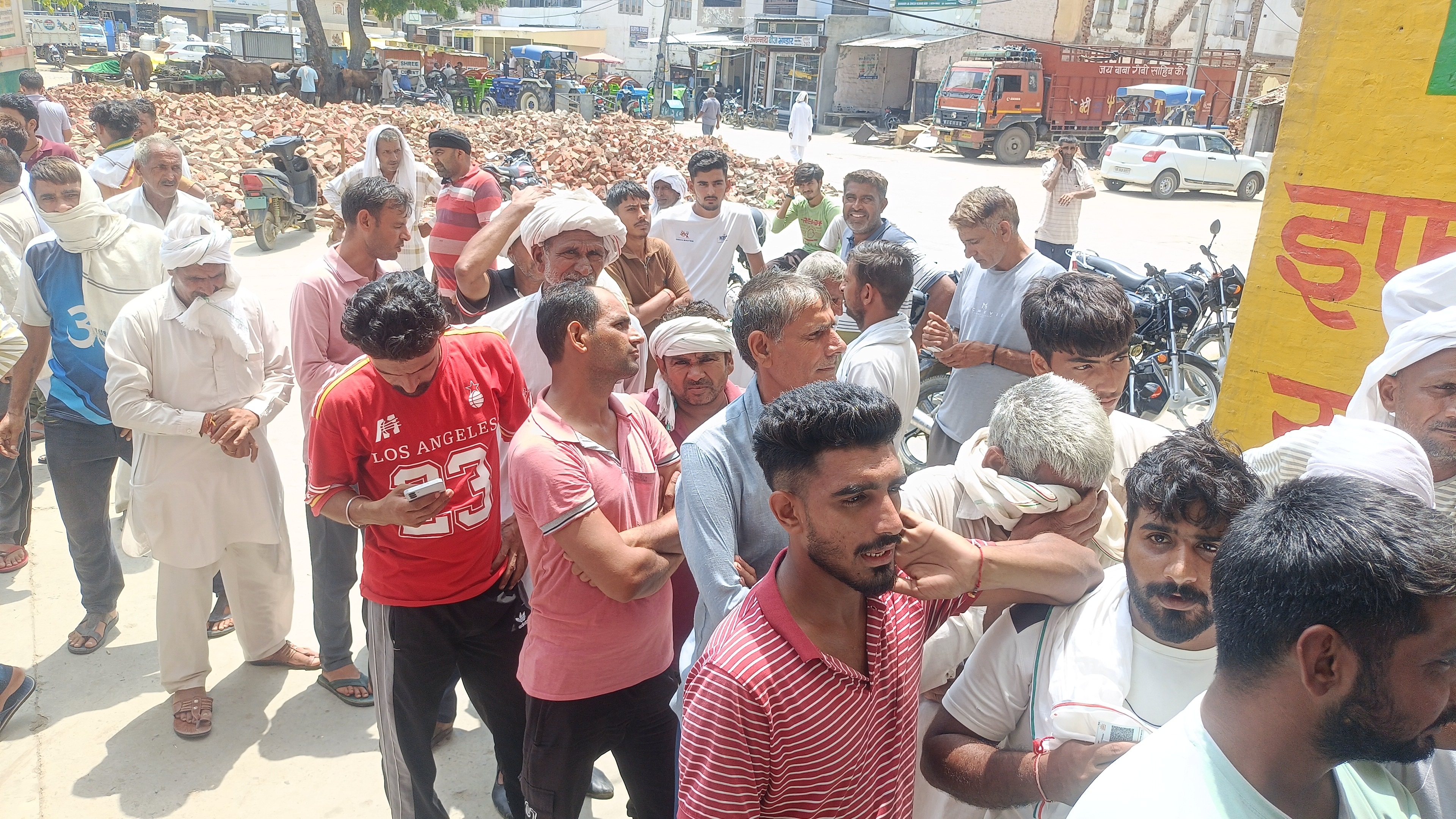 अनाज मंडी में यूरिया खाद के लिए लगी लाइन। अनाज मंडी में यूरिया खाद के लिए लगी लाइन।