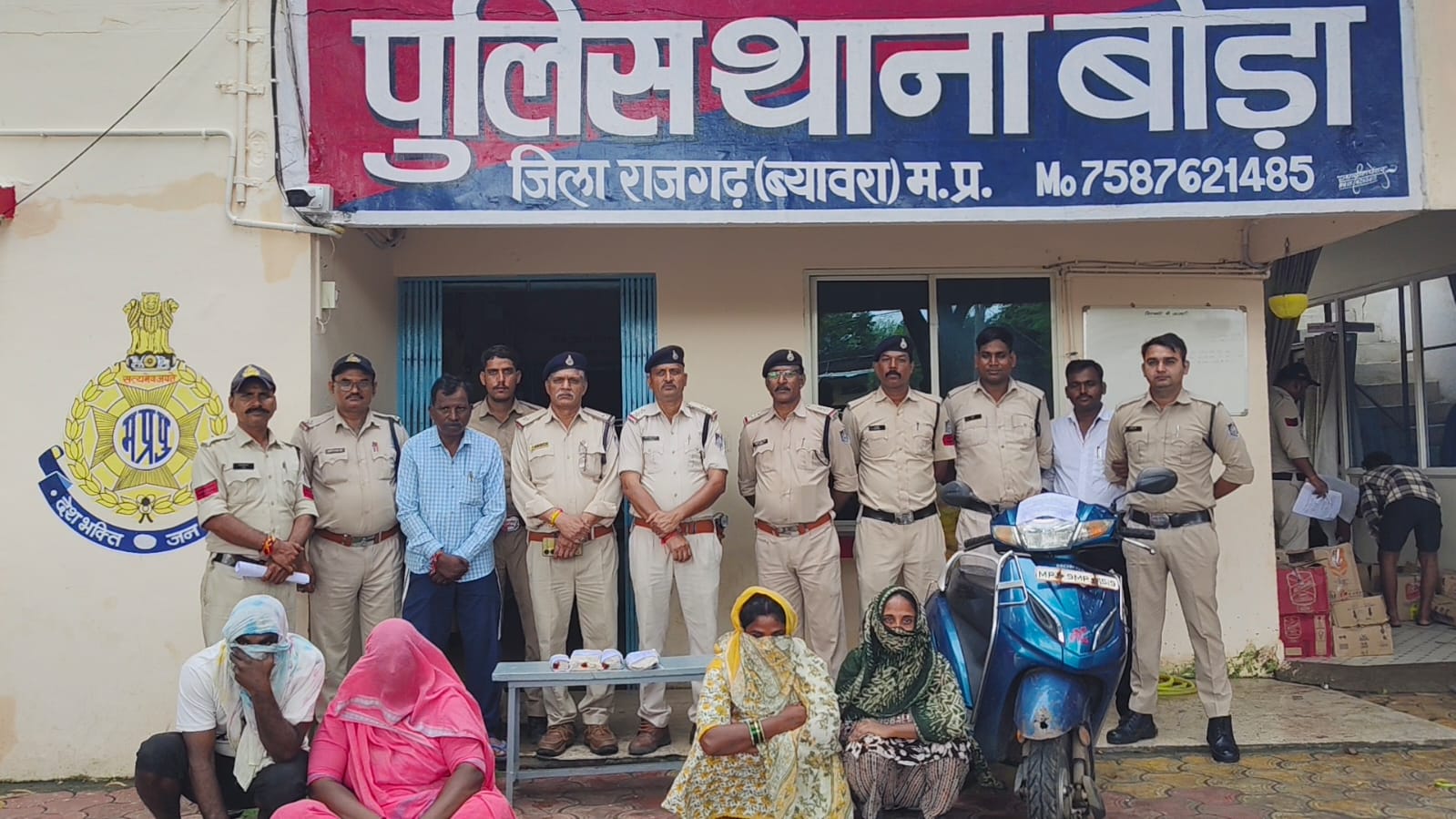 तीन महिलाएं सहित चार गिरफ्तार, 84 हजार का मशरुका जब्त तीन महिलाएं सहित चार गिरफ्तार, 84 हजार का मशरुका जब्त