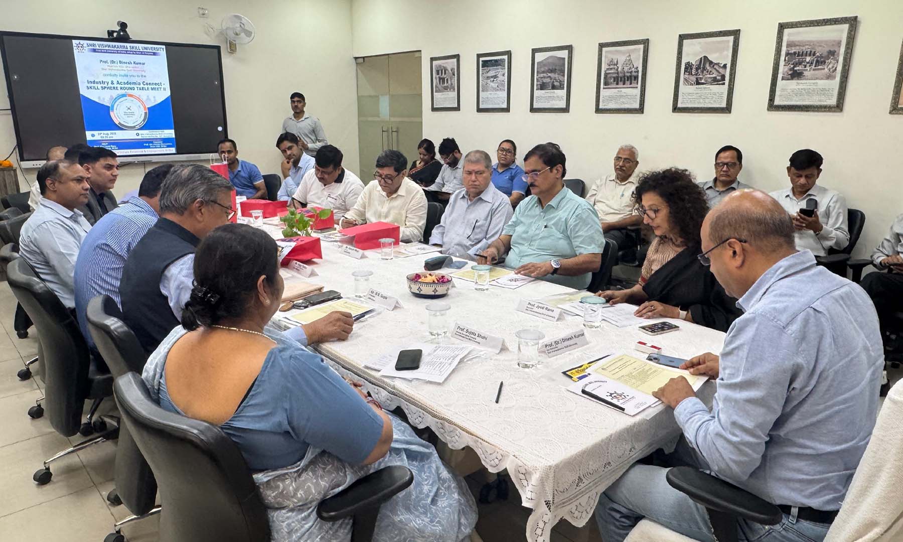 गुरुग्राम स्थित ट्रांजिट कैंपस में आयोजित इंडस्ट्री मीट में उद्योग जगत के प्रतिनिधियों से चर्चा करते कुलपति प्रोफेसर दिनेश कुमार। गुरुग्राम स्थित ट्रांजिट कैंपस में आयोजित इंडस्ट्री मीट में उद्योग जगत के प्रतिनिधियों से चर्चा करते कुलपति प्रोफेसर दिनेश कुमार।