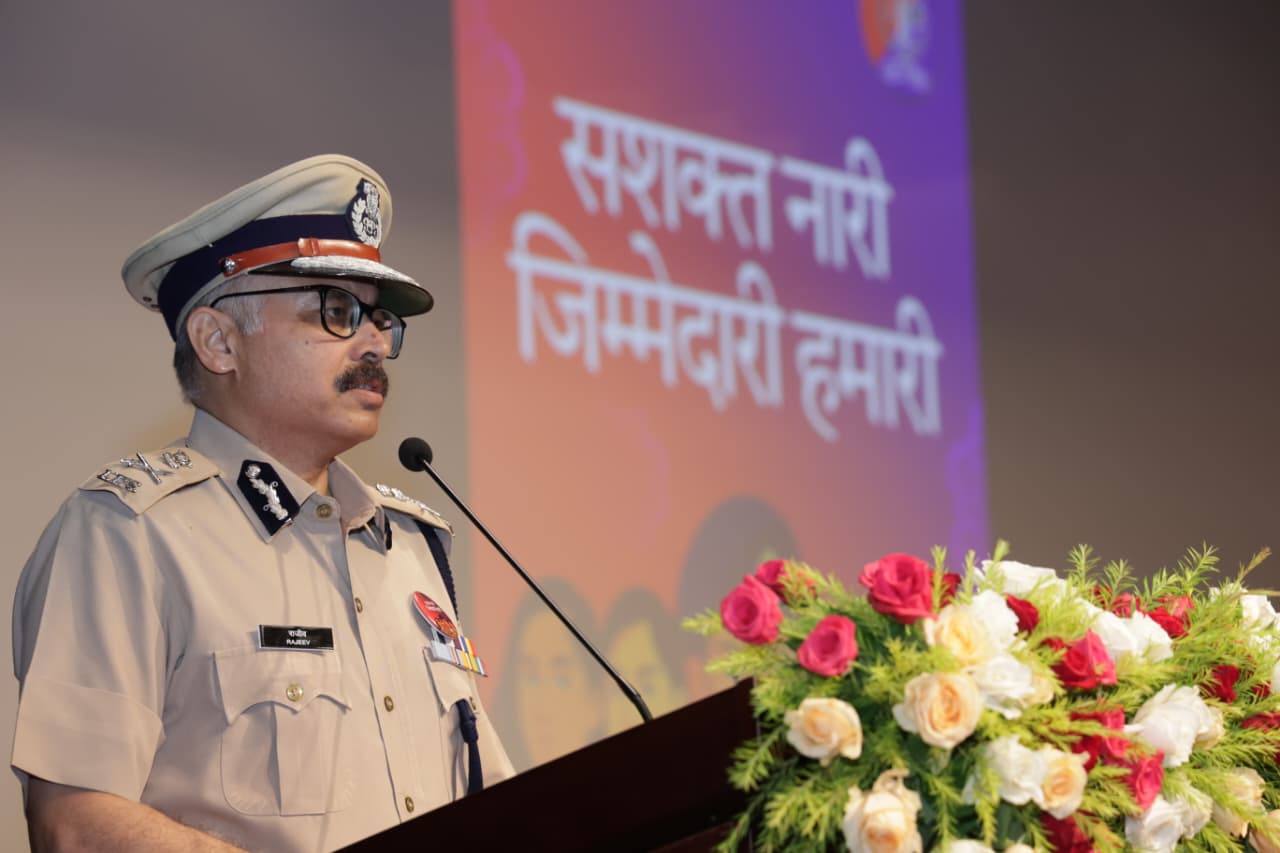 पुलिस महानिदेशक ने जताया गर्व : जैसलमेर के कांस्टेबल खीम सिंह का साहस पुलिस बल के लिए मिसाल पुलिस महानिदेशक ने जताया गर्व : जैसलमेर के कांस्टेबल खीम सिंह का साहस पुलिस बल के लिए मिसाल