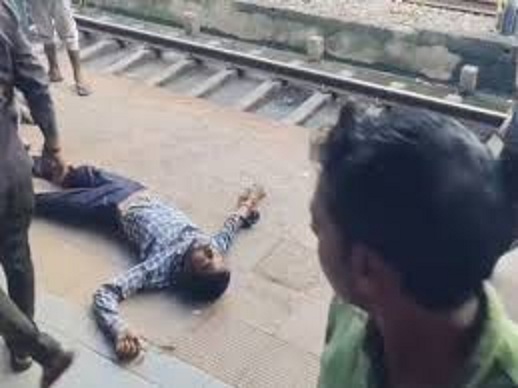 सतना रेलवे स्टेशन पर रामेश्वरम एक्सप्रेस के सामने पटरी पर लेटा युवक सतना रेलवे स्टेशन पर रामेश्वरम एक्सप्रेस के सामने पटरी पर लेटा युवक