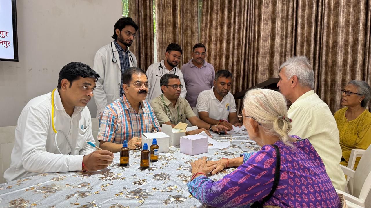 निशुल्क स्वास्थ्य शिविर का लाभ उठाते वरिष्ठ नागरिक निशुल्क स्वास्थ्य शिविर का लाभ उठाते वरिष्ठ नागरिक