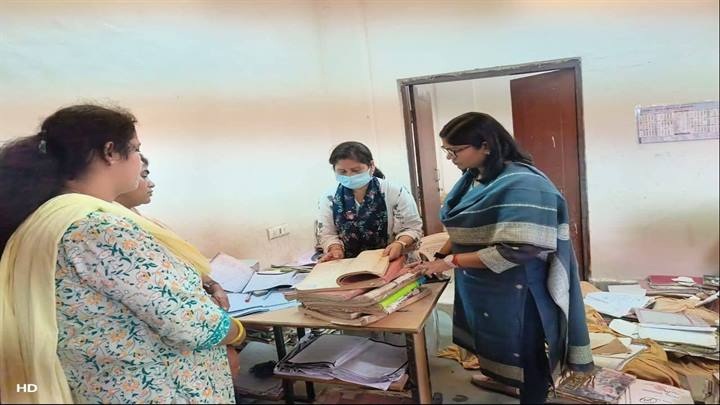 कलेक्टर ने किया रिकॉर्ड रूम का निरीक्षण