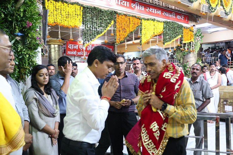 महाकाल मंदिर में दर्शन के बाद एसीएस दुबे को सम्मानित करते हुए महाकाल मंदिर में दर्शन के बाद एसीएस दुबे को सम्मानित करते हुए