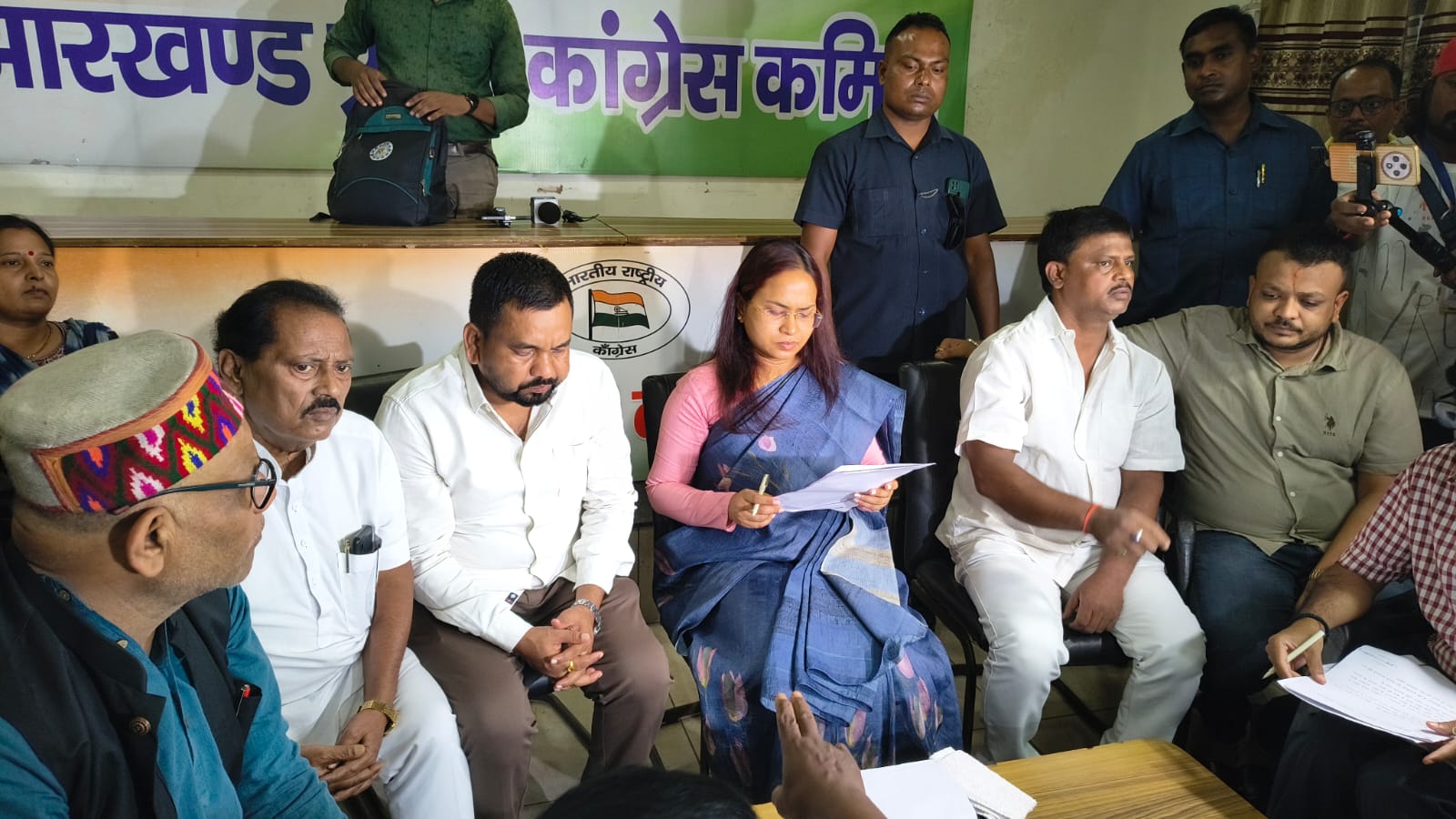 लोगों की समस्याएं सुनती कृषि मंत्री लोगों की समस्याएं सुनती कृषि मंत्री