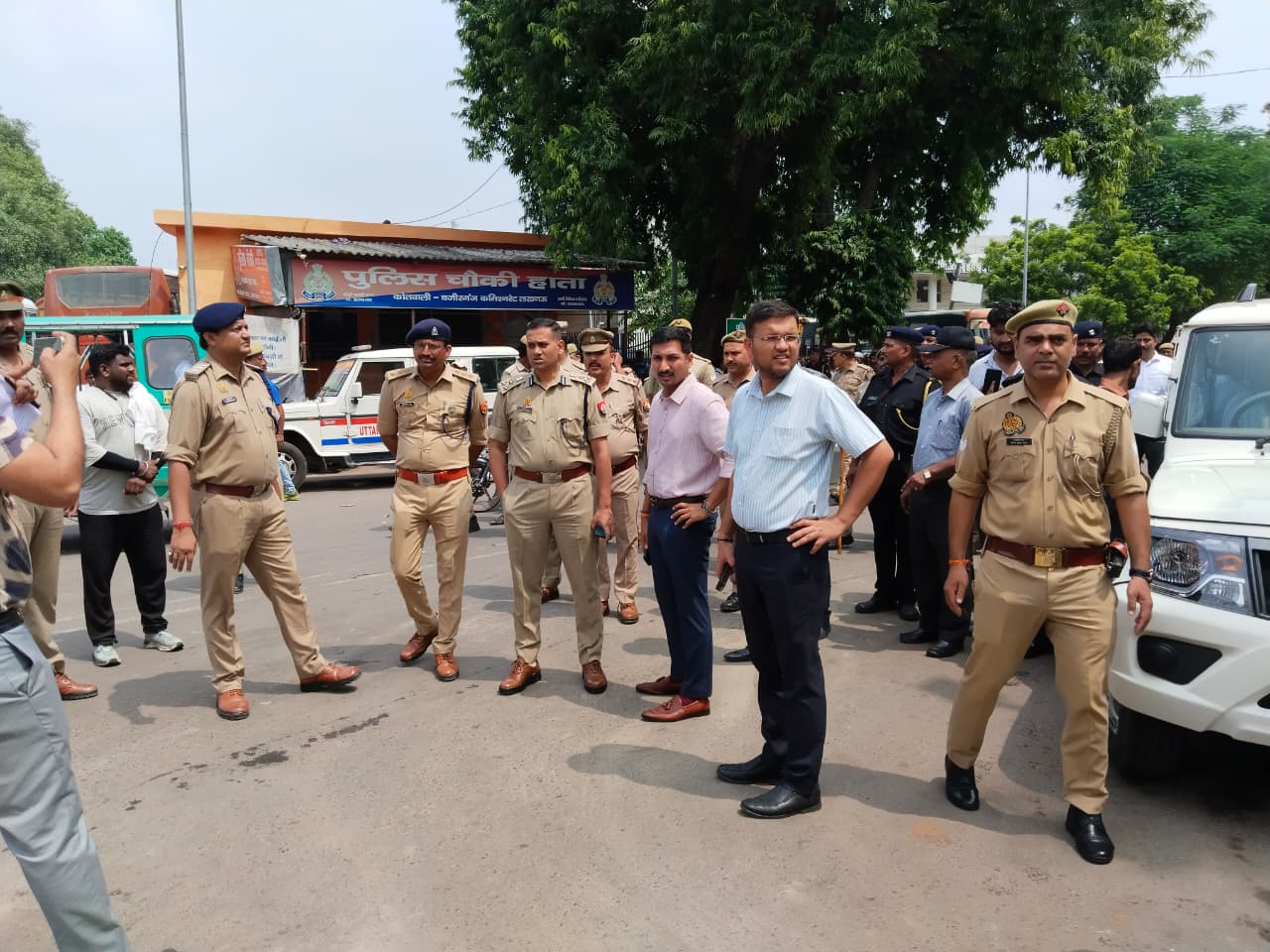 डीएम और जेसीपी ने लखनऊ की सड़कों पर उतरकर हटवाए अतिक्रमण डीएम और जेसीपी ने लखनऊ की सड़कों पर उतरकर हटवाए अतिक्रमण