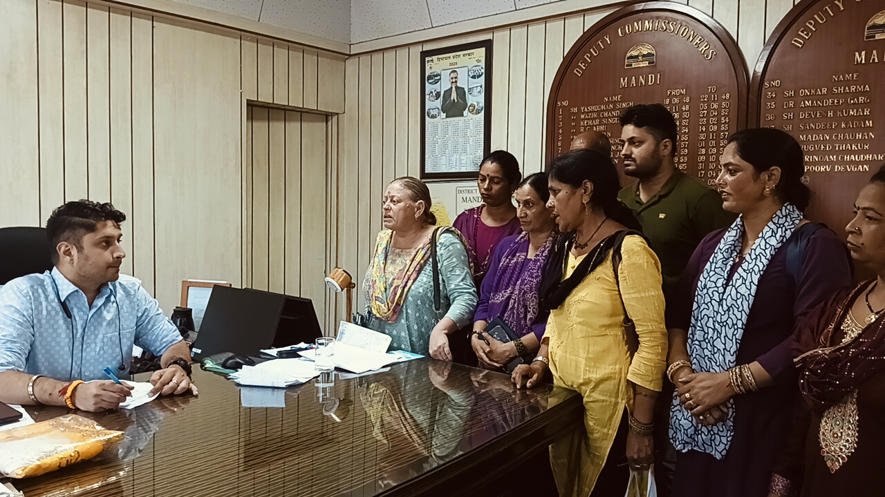 उपायुक्त के माध्यम से महिला एवं बाल विकास मंत्रालय की मंत्री अन्नपूर्णा देवी को ज्ञापन देते हुए। उपायुक्त के माध्यम से महिला एवं बाल विकास मंत्रालय की मंत्री अन्नपूर्णा देवी को ज्ञापन देते हुए।