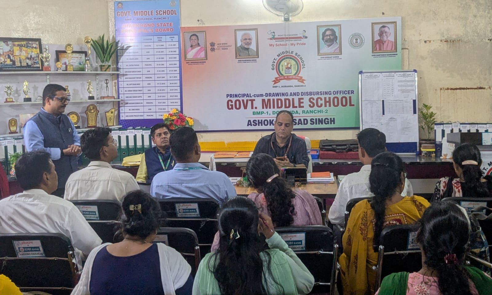 कार्यालय का उदघाटन करते डीएसई कार्यालय का उदघाटन करते डीएसई