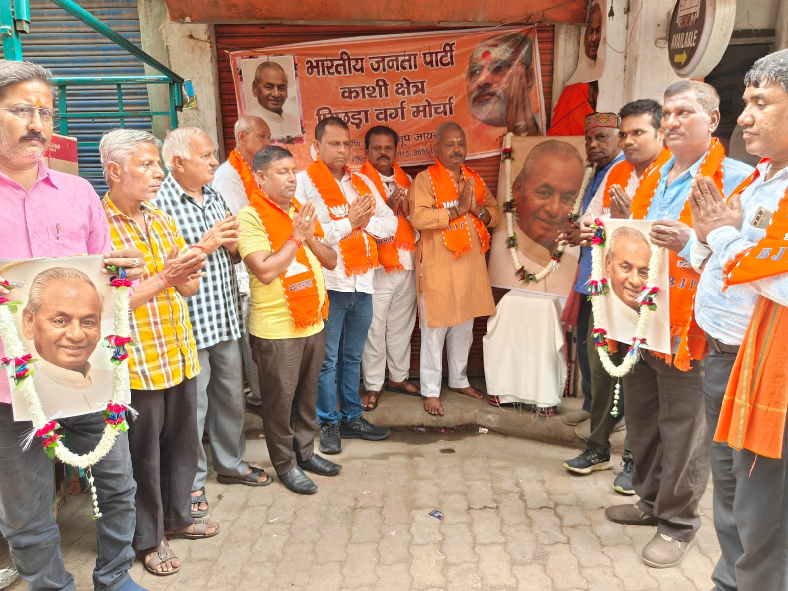 पुण्यतिथि पर कल्याण सिंह को श्रद्धांजलि अर्पित करते भाजपा कार्यकर्ता पुण्यतिथि पर कल्याण सिंह को श्रद्धांजलि अर्पित करते भाजपा कार्यकर्ता