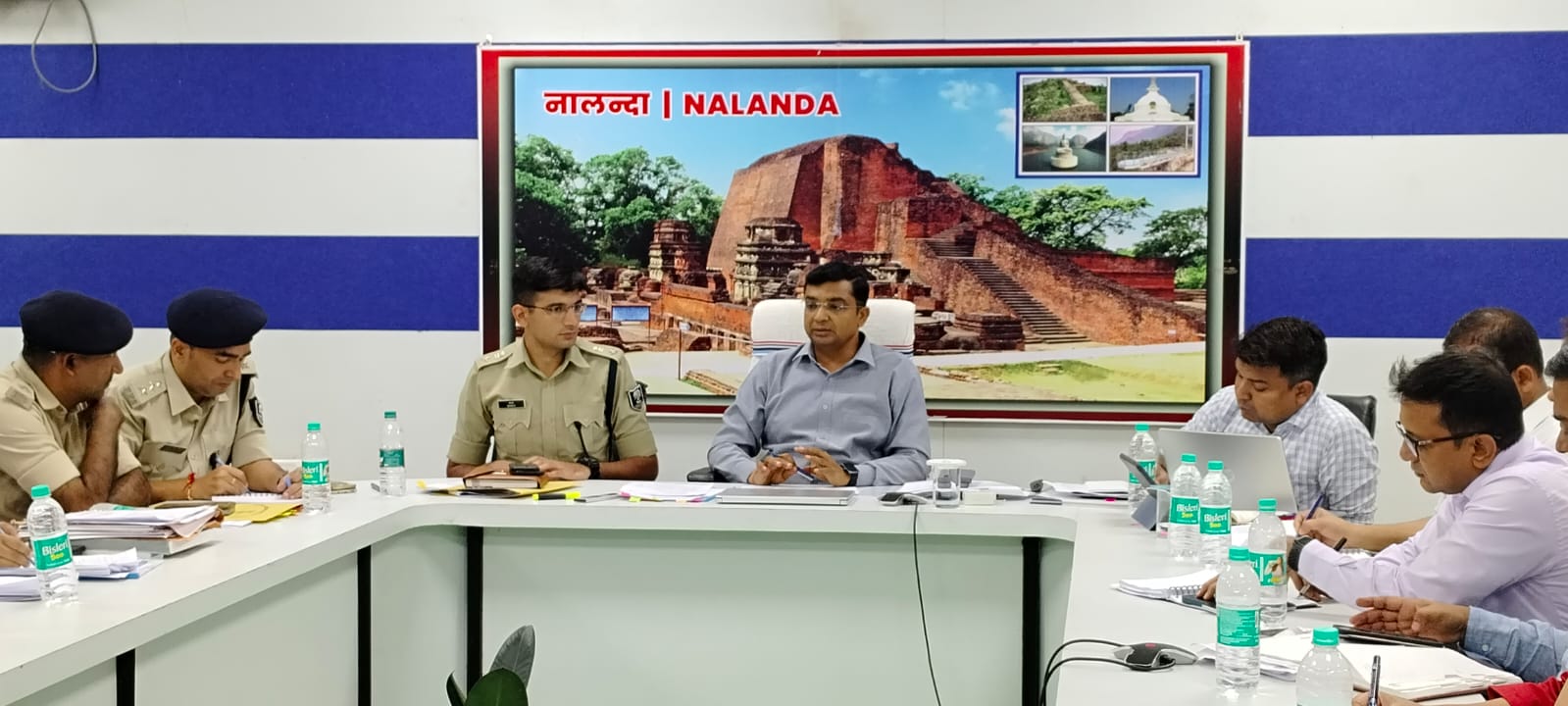 चुनाव तैयारियों की समीक्षा करते डीएम चुनाव तैयारियों की समीक्षा करते डीएम